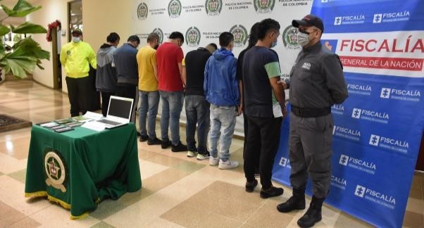 8 personas capturadas-policias custodiando