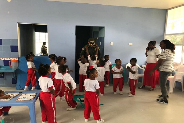 Los niños del CDI de huapango recibieron la visita del comandante de Policía Chocó Los-niños-del-CDI-de-huapango-recibieron-la-visita-del-comandante-de-Policía-Chocó