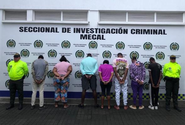 Ocho capturados de “Los Oviedos” dejó ofensiva contra red dedicada al hurto de celulares en Cali Personas capturadas-policías custodiando