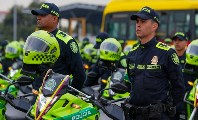 Policías junto a las nuevas motocicletas entregadas por la alcaldía mayor de Bogotá 