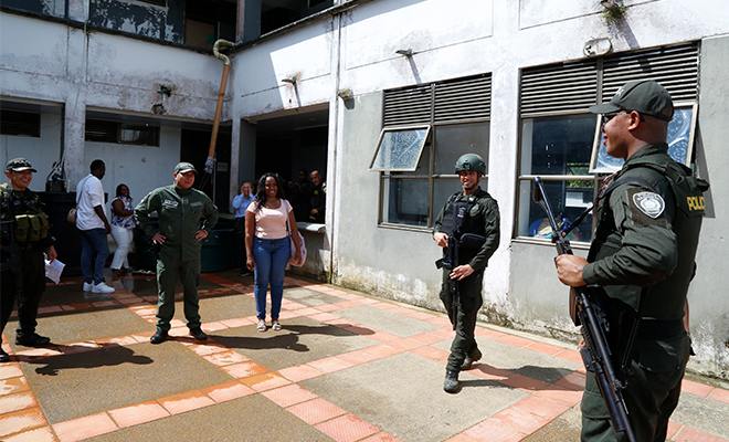 Director de la Policía Nacional reúne a una madre con su hijo policía