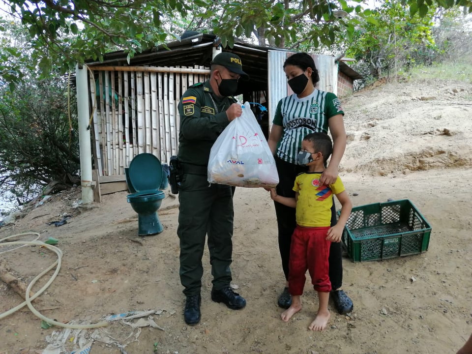 entrega de ayuda a familias vulnerables  madre cabeza de hogar