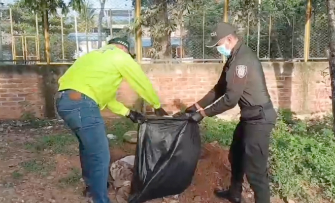 Polic&iacute;as realizando recuperaci&oacute;n del cuerpo de un canino