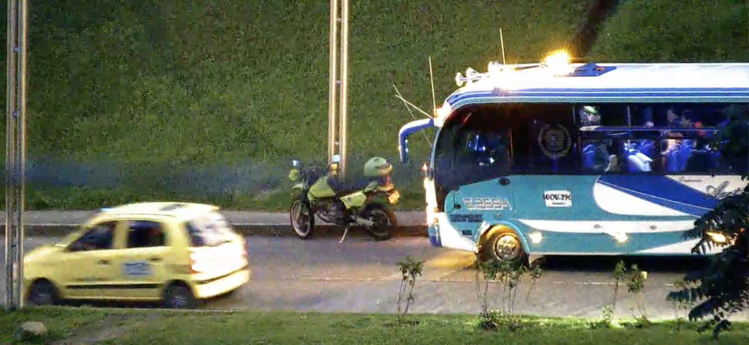 Desde el celular una mujer se comunica con la policia para capturar a un hombre que la acosaba sexualmente en una buseta Desde el celular una mujer se comunica con la policia para capturar a un hombre que la acosaba sexualmente en una buseta