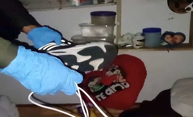 Manos de polic&iacute;a practica registro a elementos personales de personas privadas de la libertad