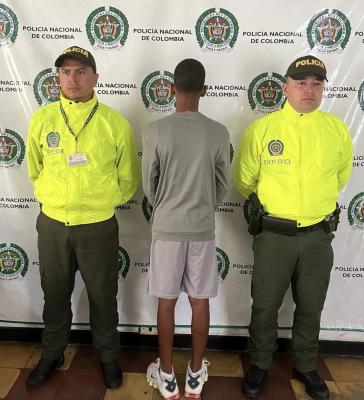 Por el homicidio de dos menores, es aprehendido alias “mariguanita” Persona capturada-policías custodiando