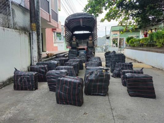 Bultos de marihuana incautada  en una vía terciaria fue detenido este vehiculo que contenia los bultos de marihuana