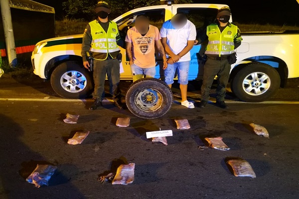 el peso excesivo de la llanta dejó ver el hallazgo de los estupefacientes  cinco kilogramos de marihuana  venían encaletados en la llanta de repuesto