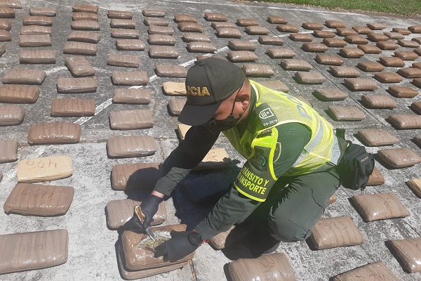 Los ocupantes del vehículo huyeron del lugar en medio de la vegetación  Incautamos más de una tonelada de marihuana en Risaralda