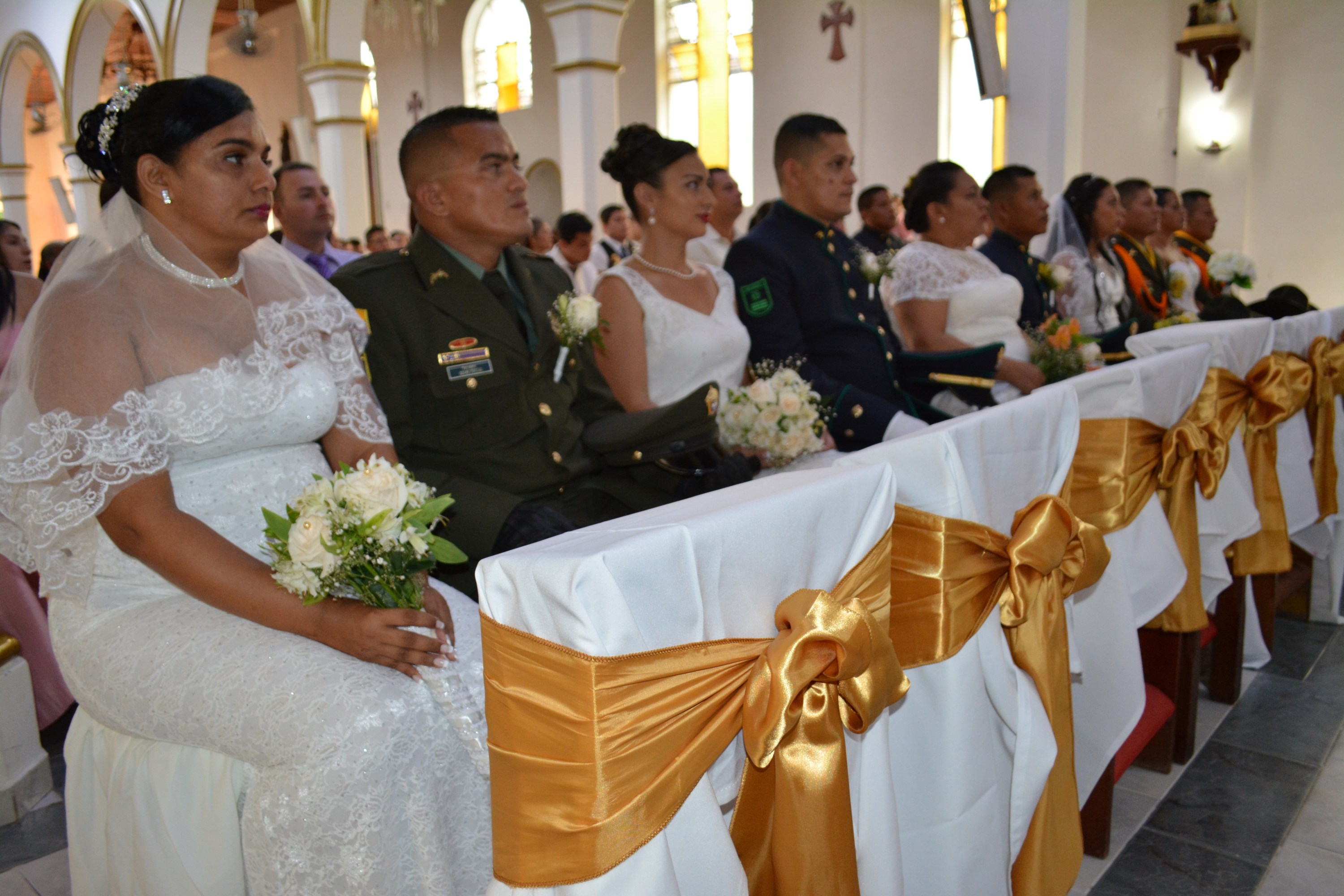 Gallardos-policías-llegaron-a-su-boda-cabalgando 
