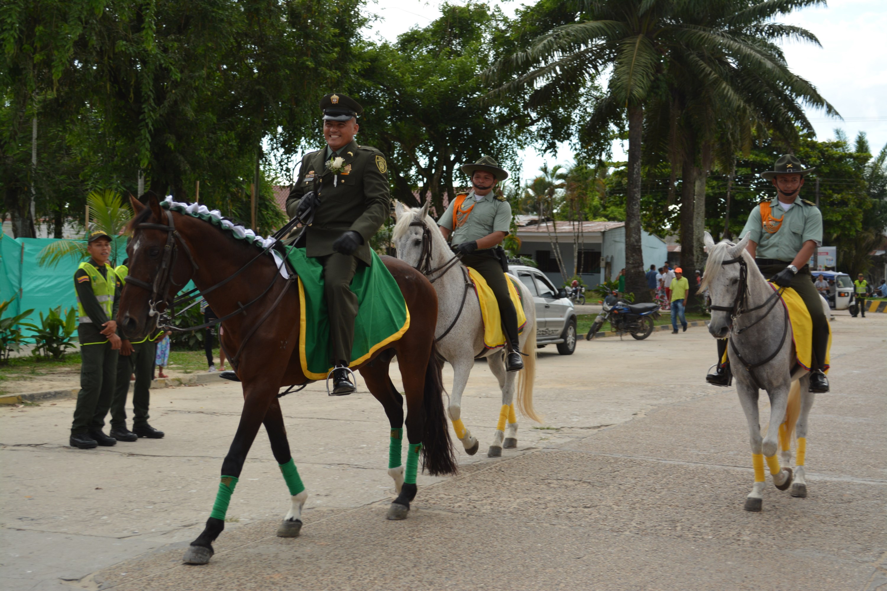 Gallardos-policías-llegaron-a-su-boda-cabalgando 