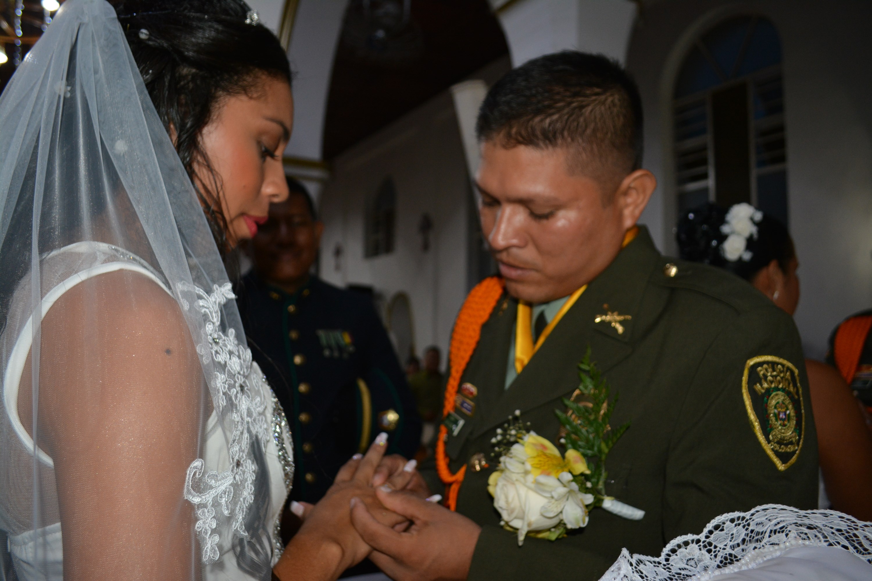 Gallardos-policías-llegaron-a-su-boda-cabalgando 