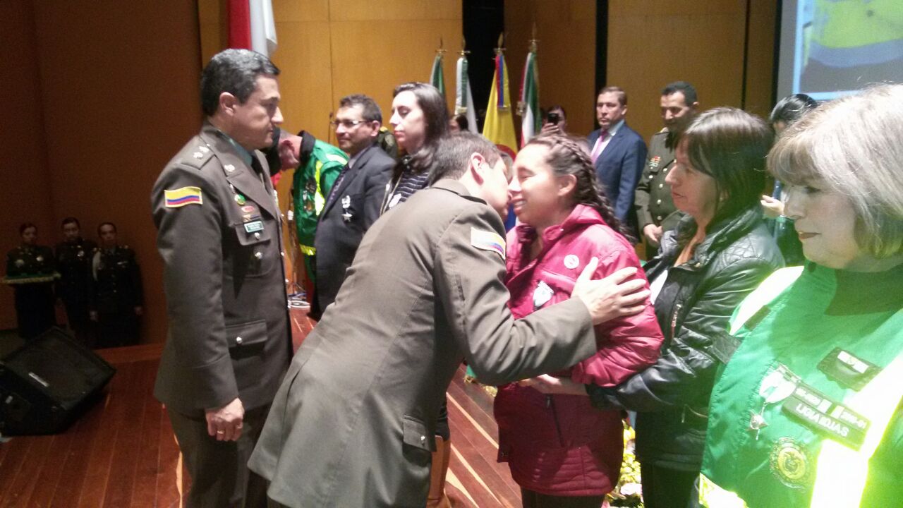 Condecorada guarda de seguridad víctima de ataque indiscriminado por parte de un hombre   Medalla al merito ciudadano