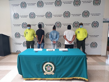 Mediante blanco de oportunidad denominado “los tornillos", se logra la captura de tres personas 3 personas capturadas-policías custodiando-elementos incautados
