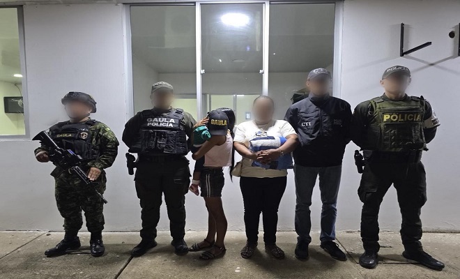 De noche Policía, Ejército y CTI junto a la madre de la menor rescatada en compañía de la abuela 