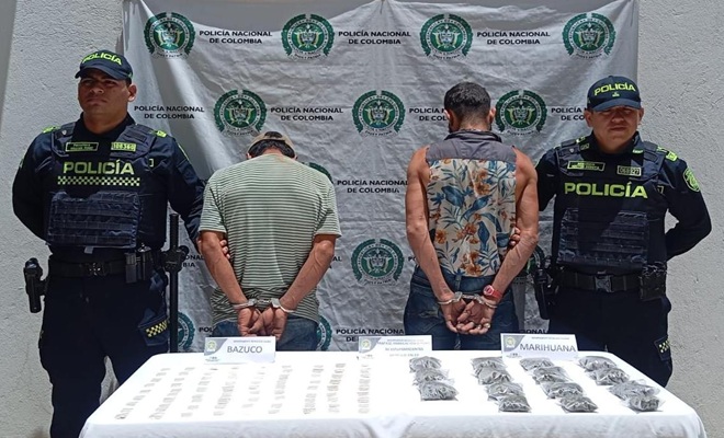 Dos Polic&iacute;as, dos personas capturadas, y sustancias psicoactivas incautadas.