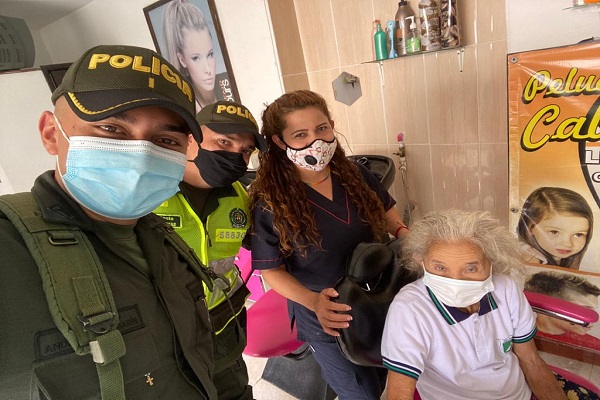 Nuestra Policía, no dejo por alto sus 78 años Festejo de cumpleaños a adulto mayor