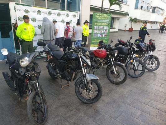 Cayeron seis “Motoladrones” en Cali. “Moto ladrones” quienes emplean la violencia e intimidan con armas de fuego para cometer hurtos en motocicletas