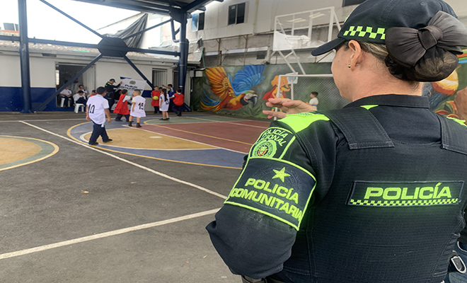 Policía Comunitaria prestando seguridad en una cancha a los niños de Arabia
