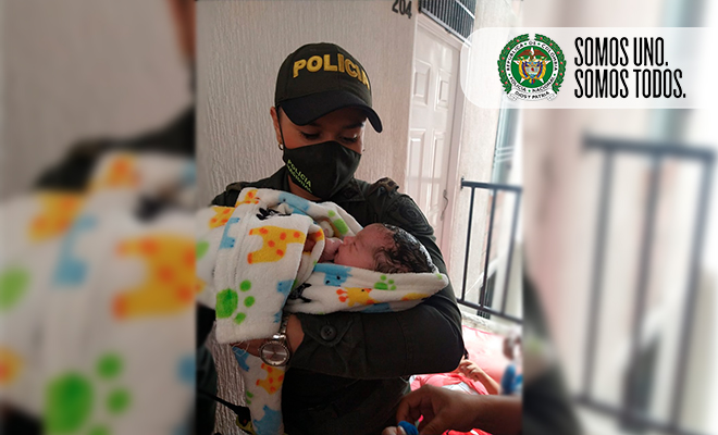 “Emmanuel” es el símbolo a la vida y la esperanza En manos de policías nace un bebé