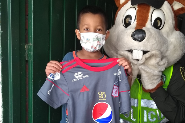 Entrega de regalo a nicolás