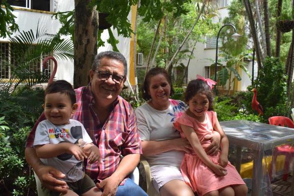 Sus padres hicieron préstamos en el banco para que sus hijos se pudieran formar como policías.  Sus padres hicieron préstamos en el banco para que sus hijos se pudieran formar como policías.