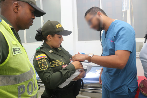 Isabel-Sofia-siendo-atendida-por-los-médicos Isabel-Sofia-siendo-atendida-por-los-médicos