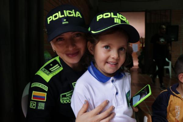 Con útiles escolares los policías en Santander visitaron a los habitantes de la zona rural