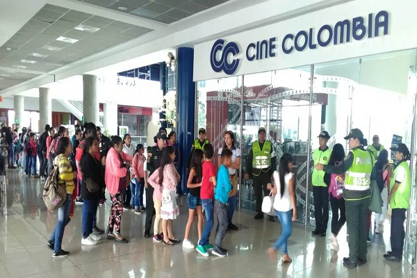 Gestión de la Policía en asocio con cinecolombia  60 niños van a cine por primera vez