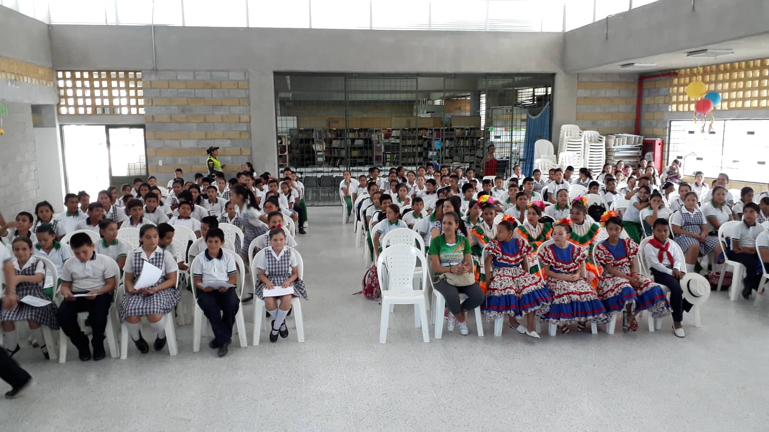 niños asistentes a la clausura   niños_del_colegio_Baraya