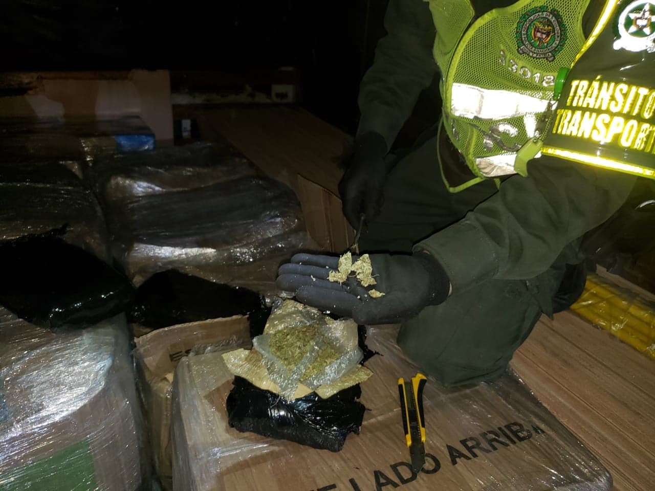La pericia de uniformados permitió el hallazgo de 700 kilos de marihuana Ocultos_en_madera_y_elementos_de_aseo