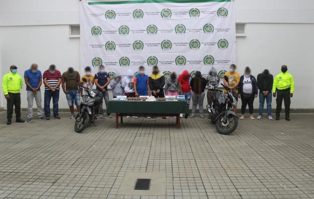 16 personas capturadas-policías custodiando