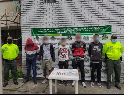 Operaciones contundentes por un territorio sin drogas 5 personas capturadas-policías custodiando-dinero en efectivo-alucinógenos