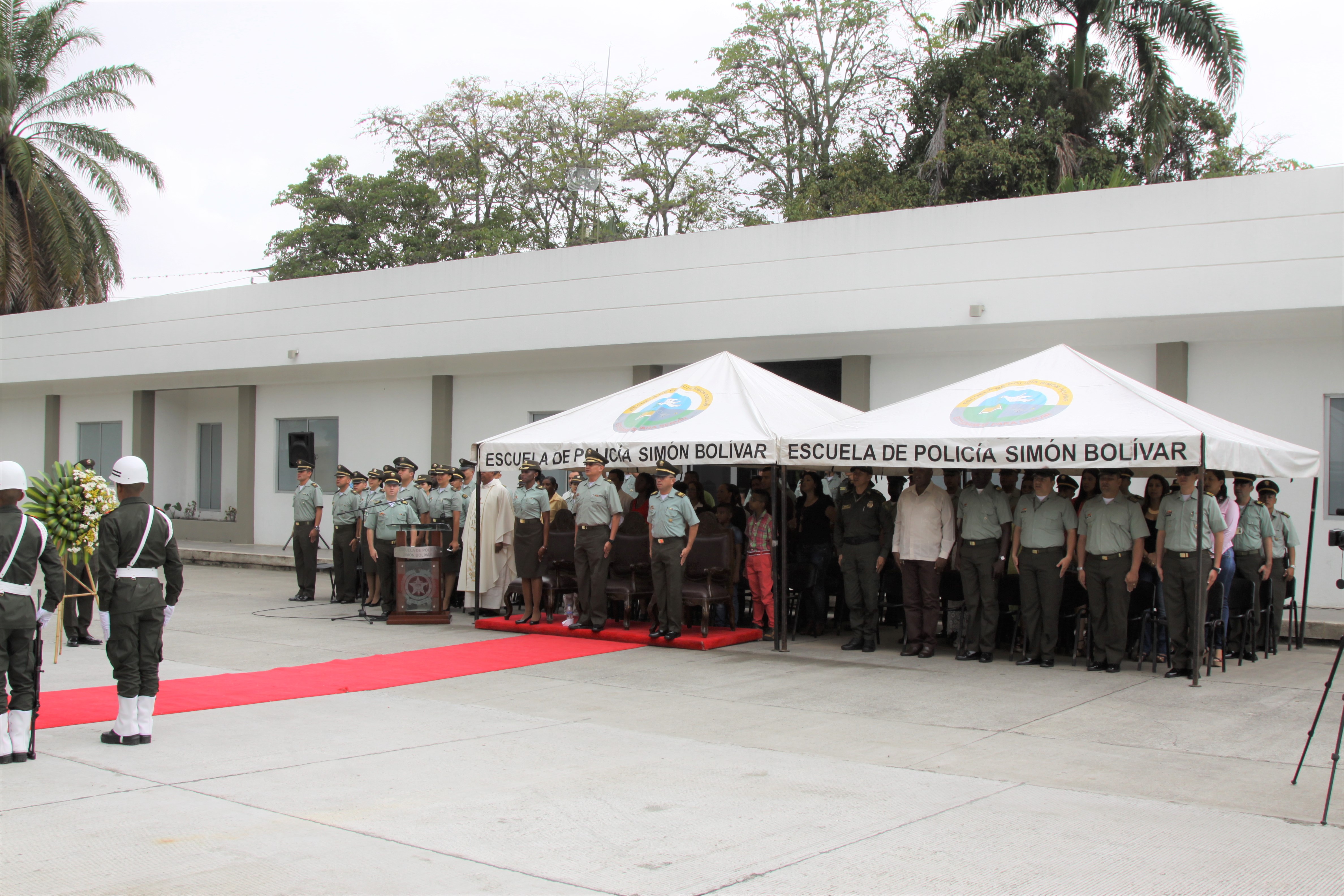 Desde la Escuela de Policía se realizó acto de ofrenda floral