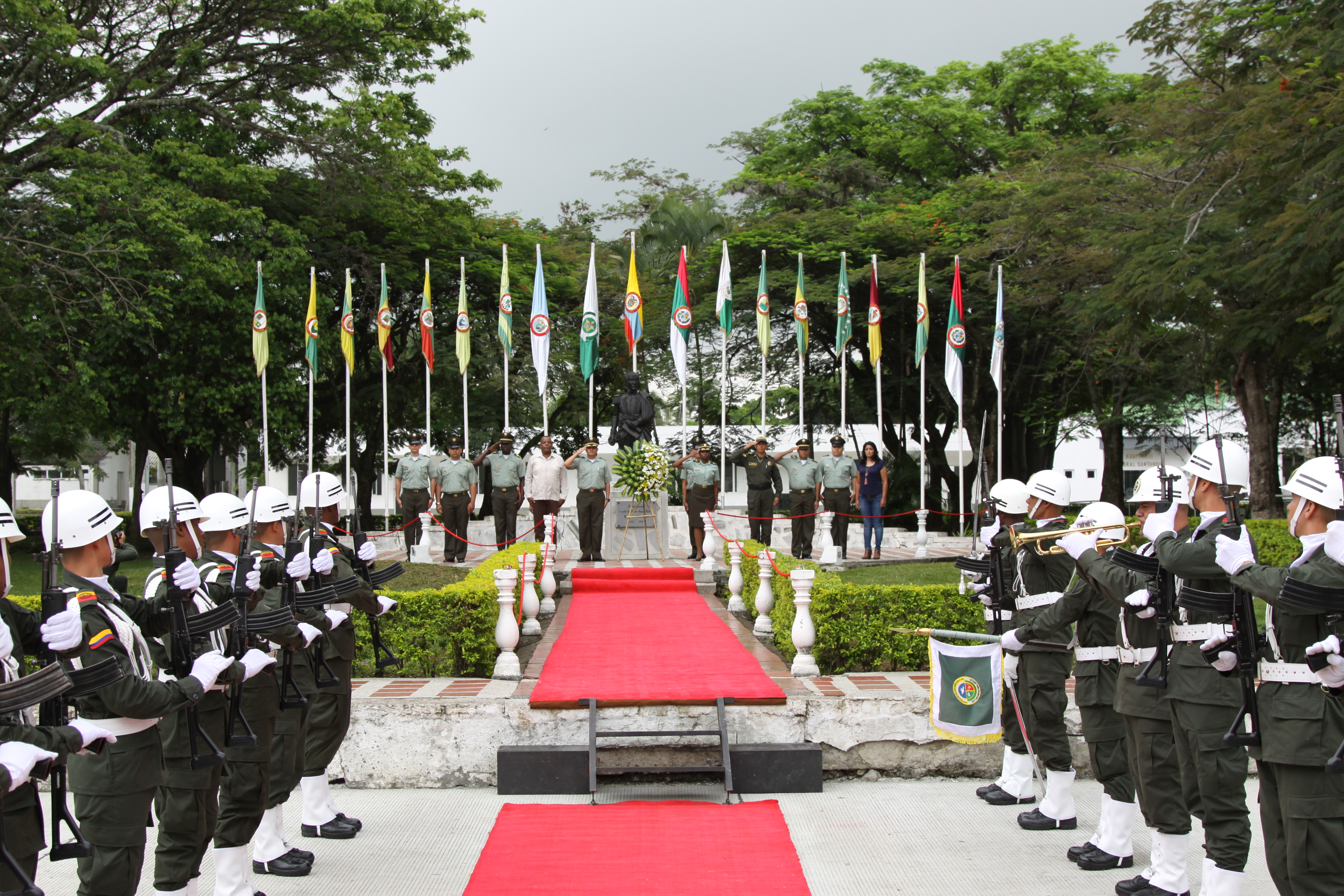 Desde la Escuela de Policía se realizó acto de ofrenda floral