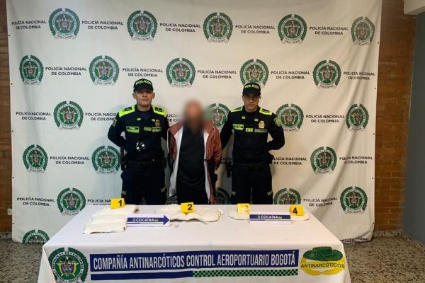 Dos-policías-custodian-una mujer-capturada-por-trasportar-cocaína-en-su-equipaje.  