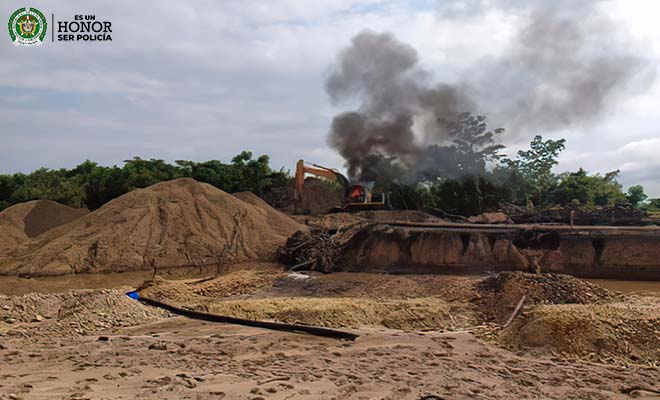 Contundente golpe a la explotación ilícita de yacimientos mineros en el sur de Bolívar Afectamos las finanzas del ELN y Clan del Golfo, en cerca de 2.000 millones de pesos