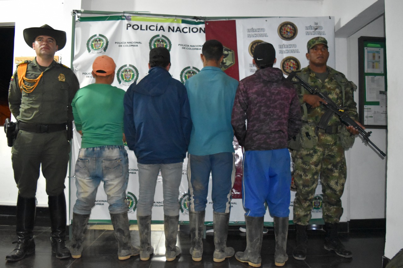 los elementos utilizados para la extracción fueron destruidos  A más de ocho horas a pie, en zona selvática fueron capturados por minería ilegal