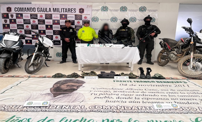 Una mujer capturada la cual se encuentra esposada con Policía de SIJIN, GOES y Gaula Militar, asimismo, al fondo 22 motocicletas recuperadas y material bélico 