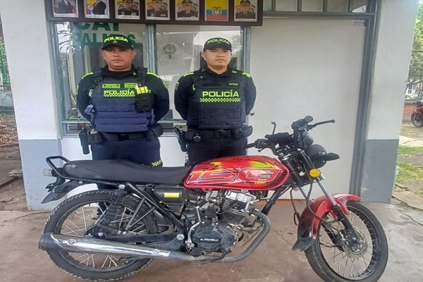 Dos Policías con la segunda motocicleta recuperada