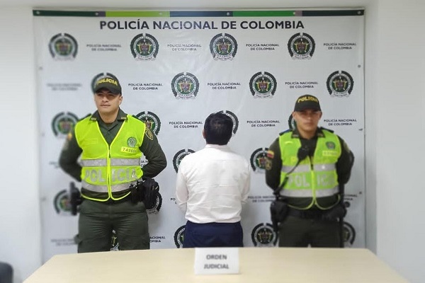 Tenía orden de captura por Acceso Carnal Abusivo con menor de catorce años Persona capturada-policías custodiando
