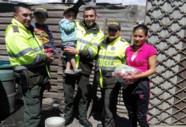patrullero-de-la-policia-de-bogota-dona-su-sueldo-para-comprar-mercados-a-familias-de-bosa