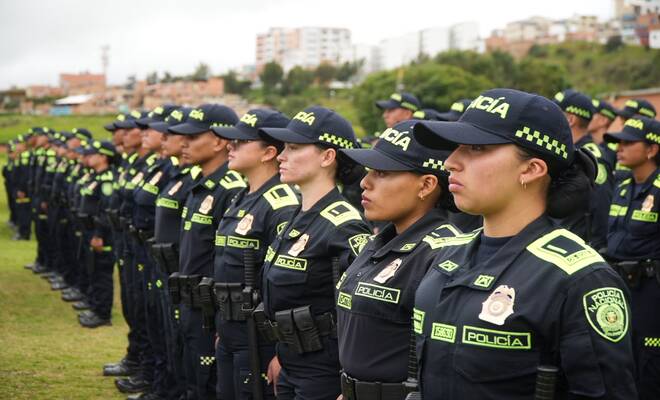 Bloque de patrulleros de polic&iacute;a formando