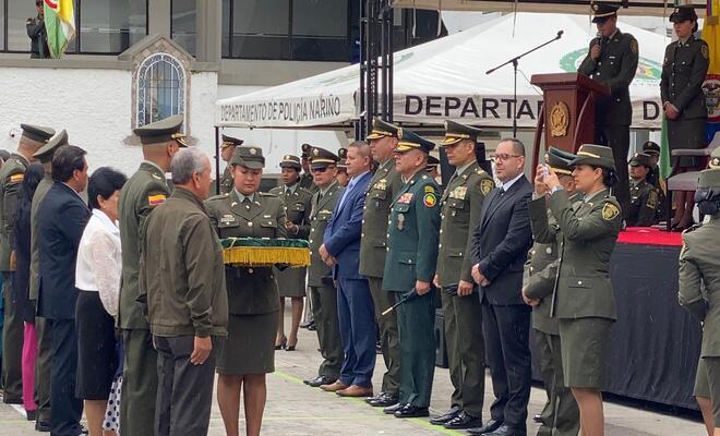 Personal de oficiales en ceremonia de ascenso
