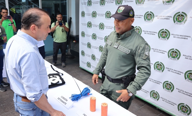 Los operativos se realizaron en tres comunas de la ciudad y permitieron la incautación de material explosivo, equipos de comunicación y elementos de uso restringido.