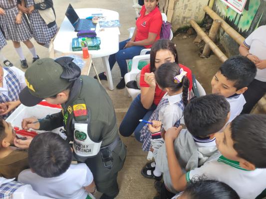 Interactuando con los niños Pintucaritas