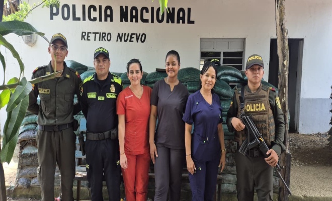 Tres policías, tres funcionarias de salud ocupacional realizando plan dignidad