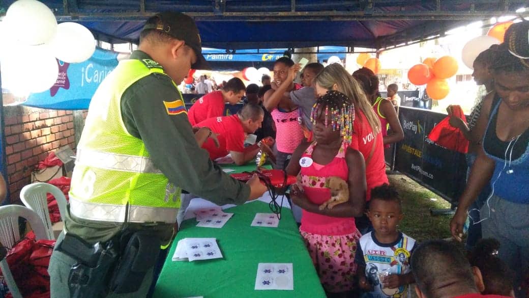 Policía Nacional en una gestión interinstitucional con Bancoomeva y la Fundación  los del Camino realizaron plan desarme valle-de-cauca-se-realizo-plan-desarme-con-los-niños-de-villa-del-rosario-palmira1