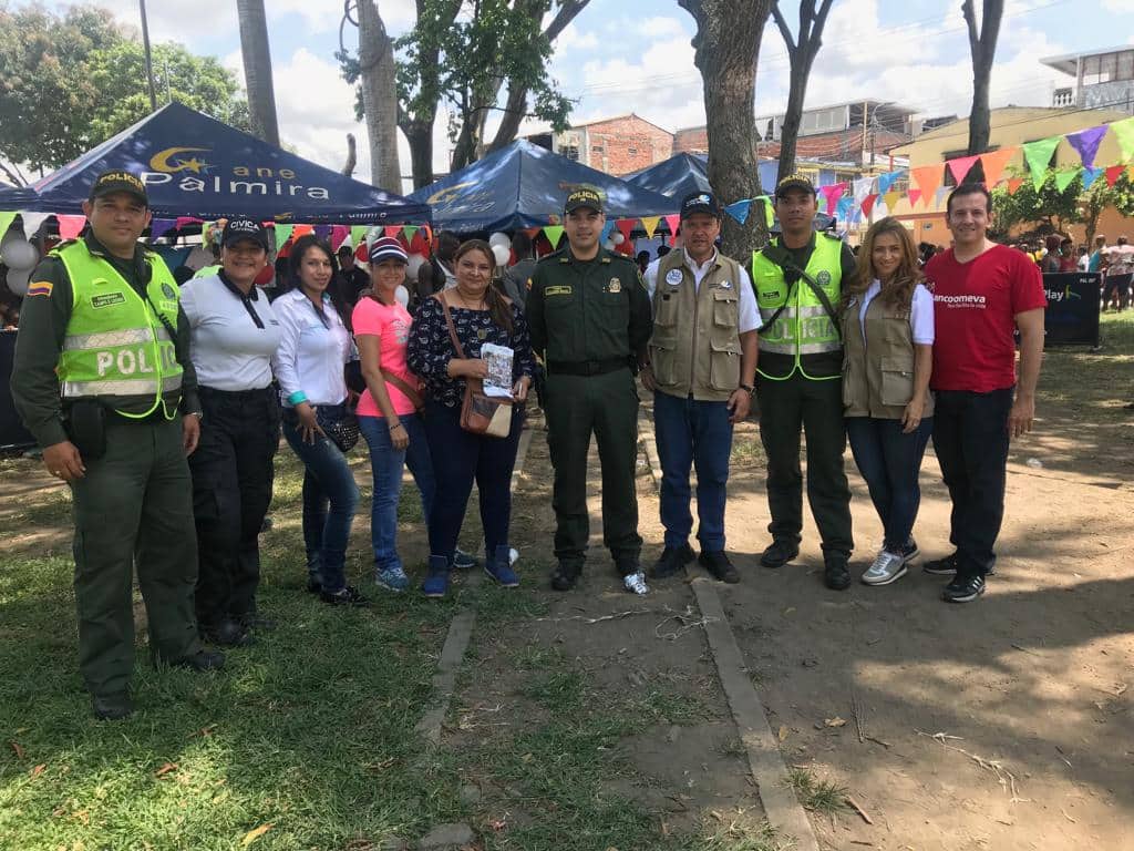 Policía Nacional en una gestión interinstitucional con Bancoomeva y la Fundación  los del Camino realizaron plan desarme valle-de-cauca-se-realizo-plan-desarme-con-los-niños-de-villa-del-rosario-palmira