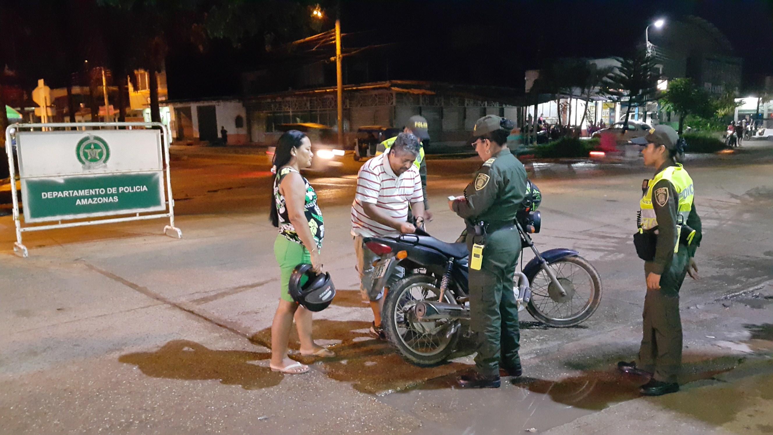 Comerciantes de la ciudad enviaron sus saludos a la comunidad a través de la radio Policía Nacional. 